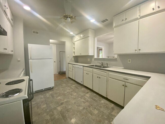 Building Photo - 4/3 Home in Clarksville! Incredible location! Available for August Prelease