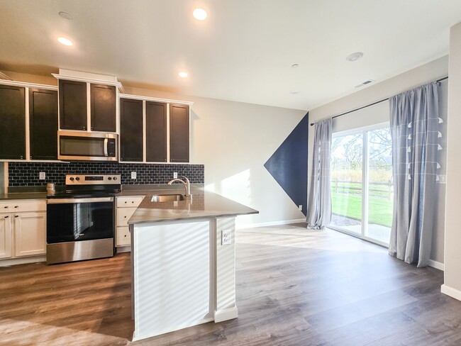 Building Photo - Newly Built Townhome 3bd 2.5ba