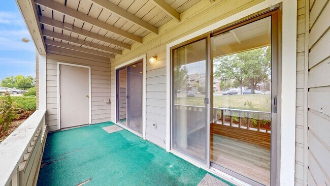 Building Photo - Adorable 2beds/2baths w/2 Parking spaced Included Available Now