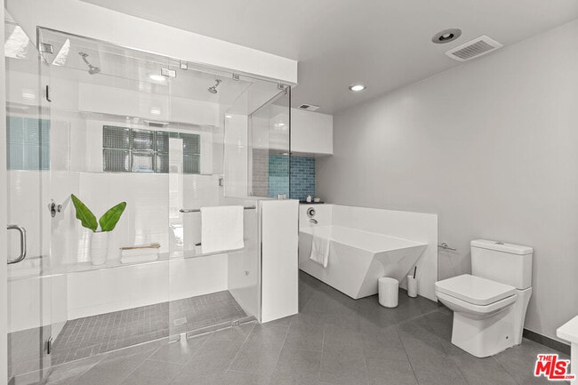Building Photo - 2753 La Cuesta Dr