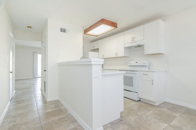Building Photo - Lovely 2BR/1.5BA Townhome for rent Near La...