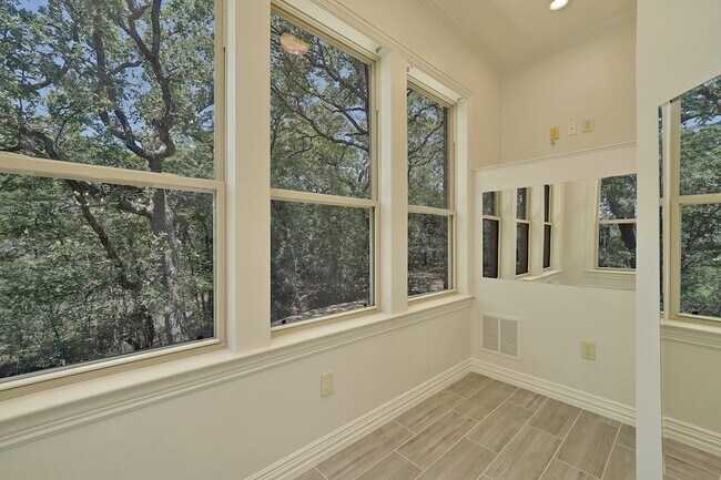 Building Photo - 10111 Bluffview Cir