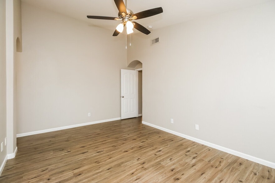 Building Photo - 2044 S Avoca Cir