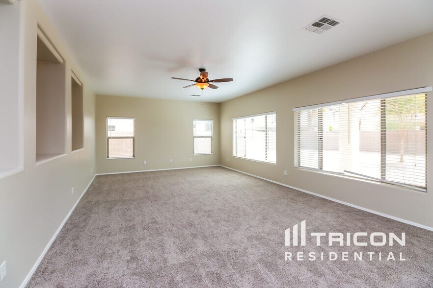 Building Photo - 43009 W Kristal Ln