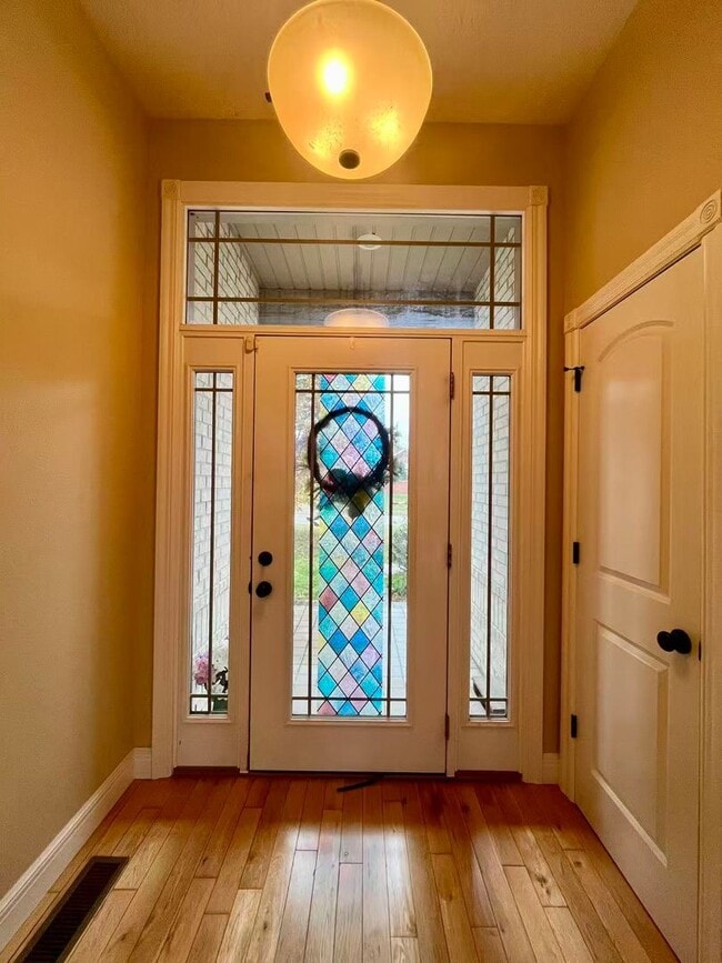 Building Photo - 5 bedroom and 3 bathroom two level house