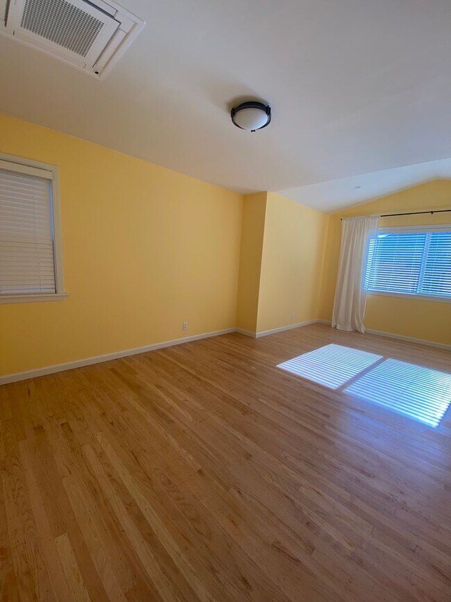 Building Photo - Bright & Cheery 2 Bedroom Home