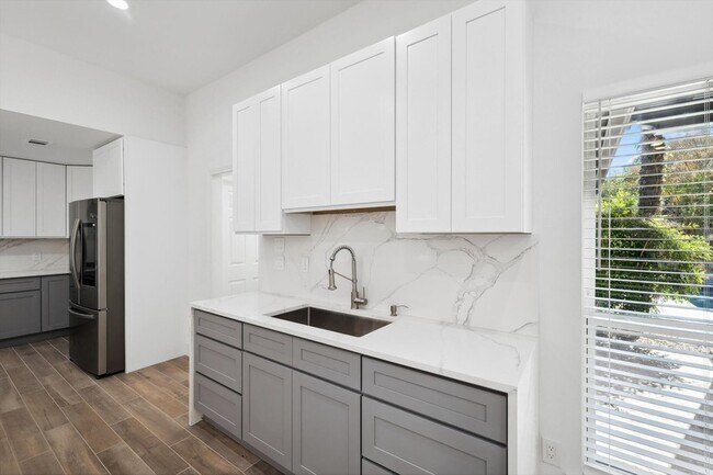 Building Photo - 6814 Hyacinth Ln