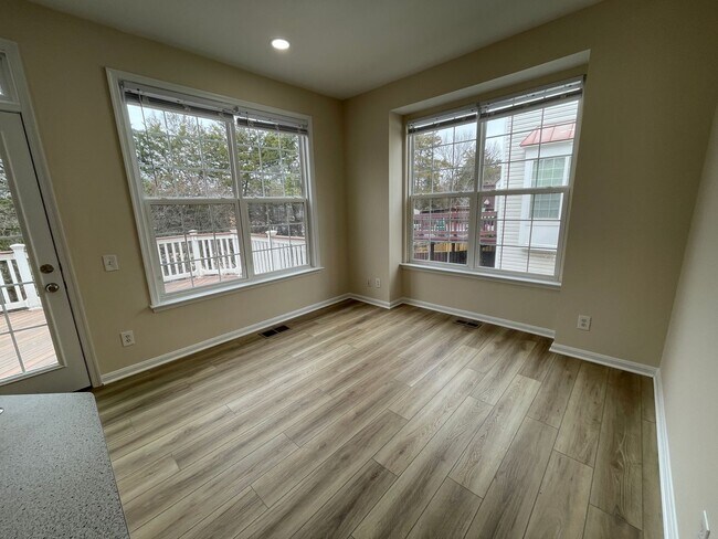 Building Photo - Elegant And Spacious 3 Bed 3.5 Bath Townhome In Vibrant Loudon Parkway Center