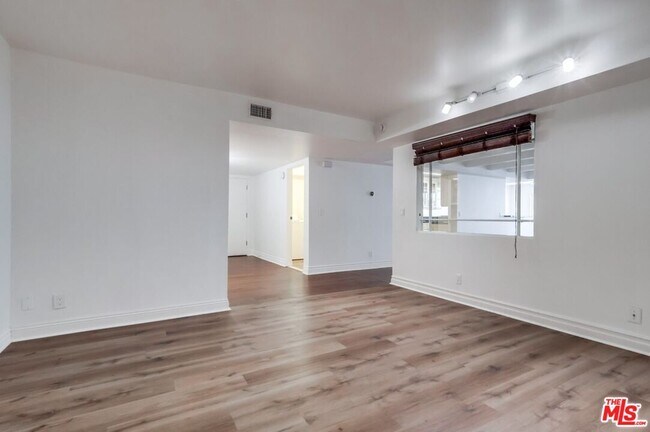 Building Photo - 435 N Oakhurst Dr