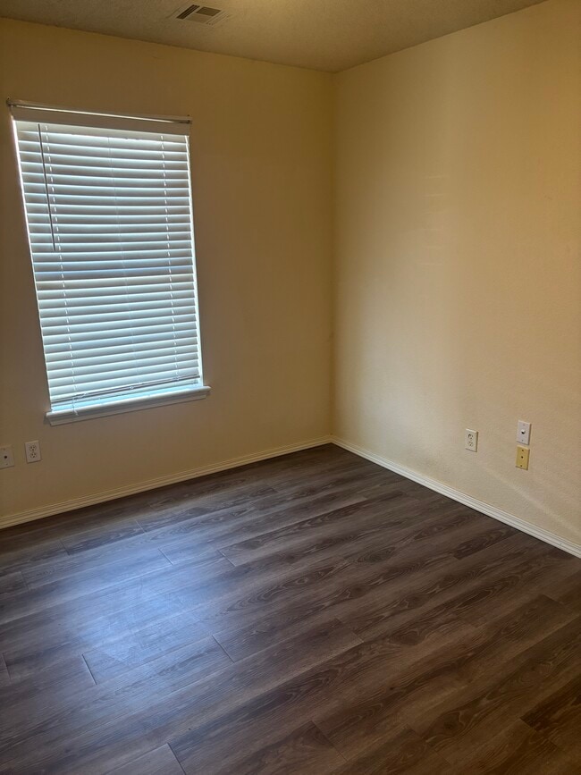 Building Photo - 600 Woods Dr