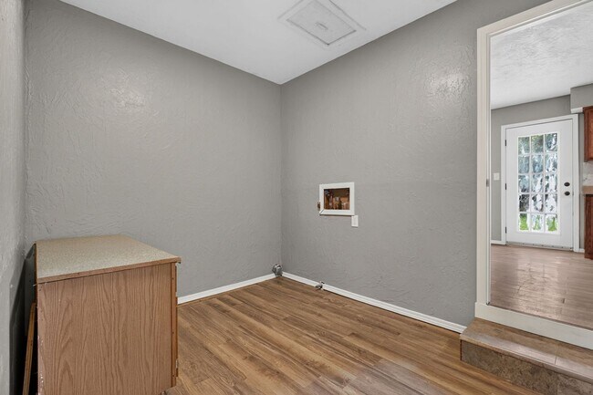 Building Photo - Newly Remodeled | 4 Bedroom | 1 Bathroom | Springfield MO!