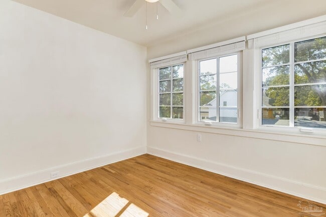 Building Photo - 1515 E Lakeview Ave