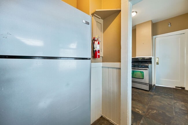 Building Photo - Charming Midtown 1-Bedroom Apartment with Private Balcony and Hardwood Floors!