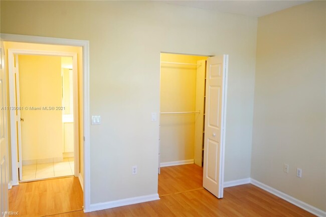 Building Photo - 1 br, 1 bath Condo - 4508 SW 160th Ave 450...