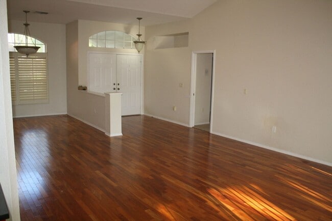 Building Photo - Beautiful 3 Bedroom two Bath