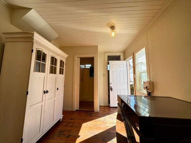 Building Photo - 2 Story home close to downtown