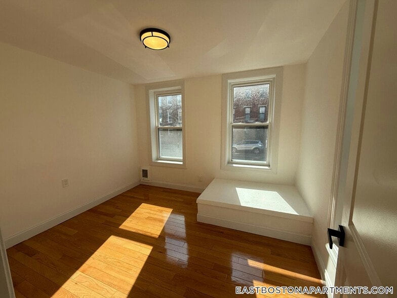 Building Photo - 20 Chelsea St