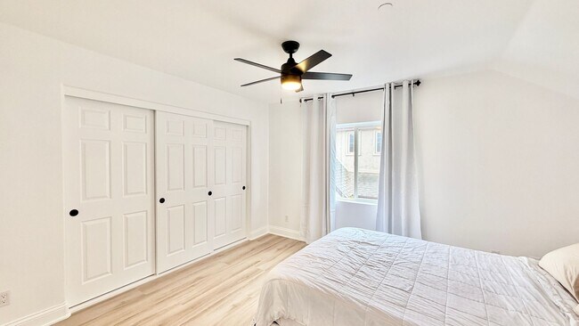 Building Photo - 563 Poets Square