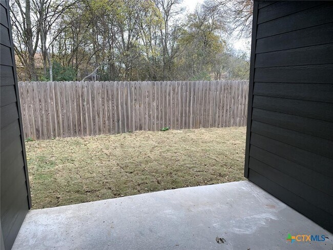 Building Photo - 1862 Royal Loop