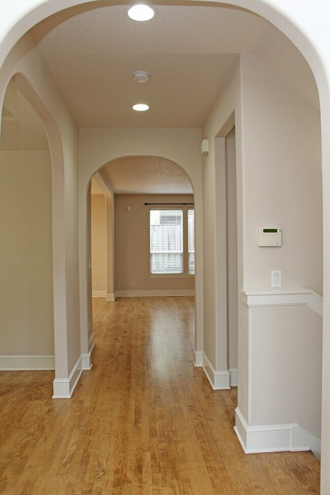 Building Photo - Spacious 4 BDR Legend & Renaissance Constr...