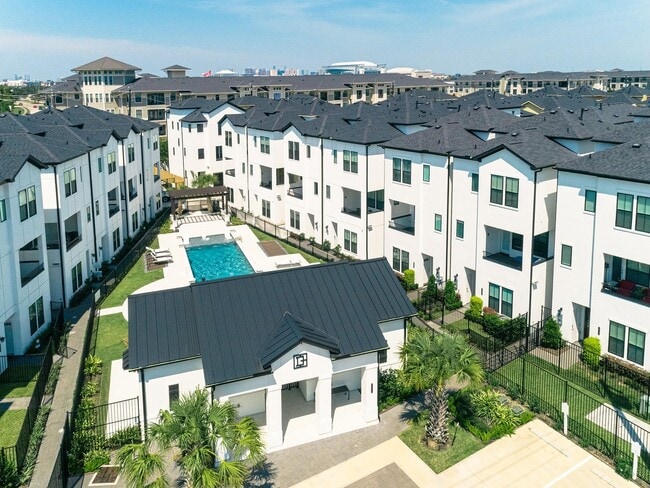 Building Photo - 2804 Grand Fountains Dr
