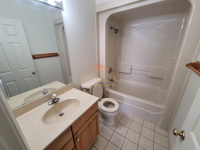 Building Photo - Large 3 BR Townhome/Condo - Available mid June