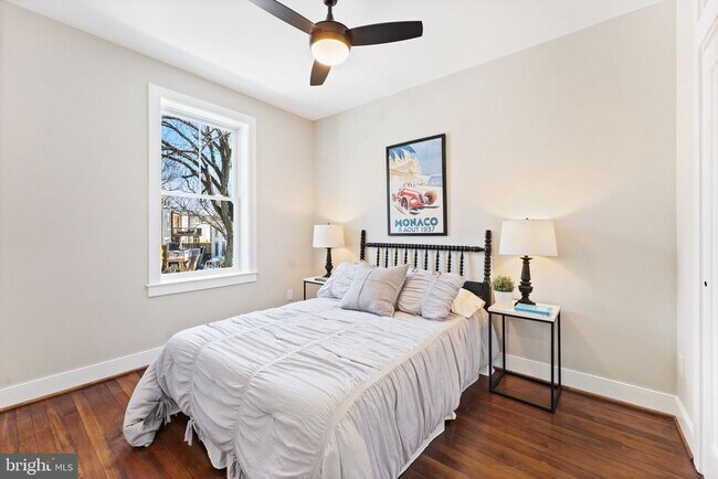 Building Photo - 705 Kentucky Ave SE