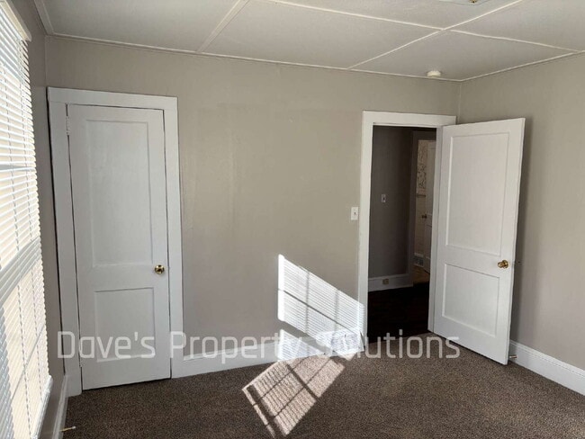 Building Photo - Recently Refreshed 3BR Home with Large Fenced Backyard