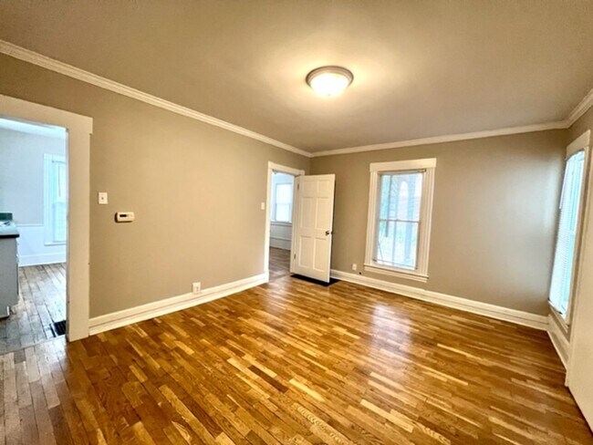 Building Photo - Centrally Located Pet Friendly Unit!