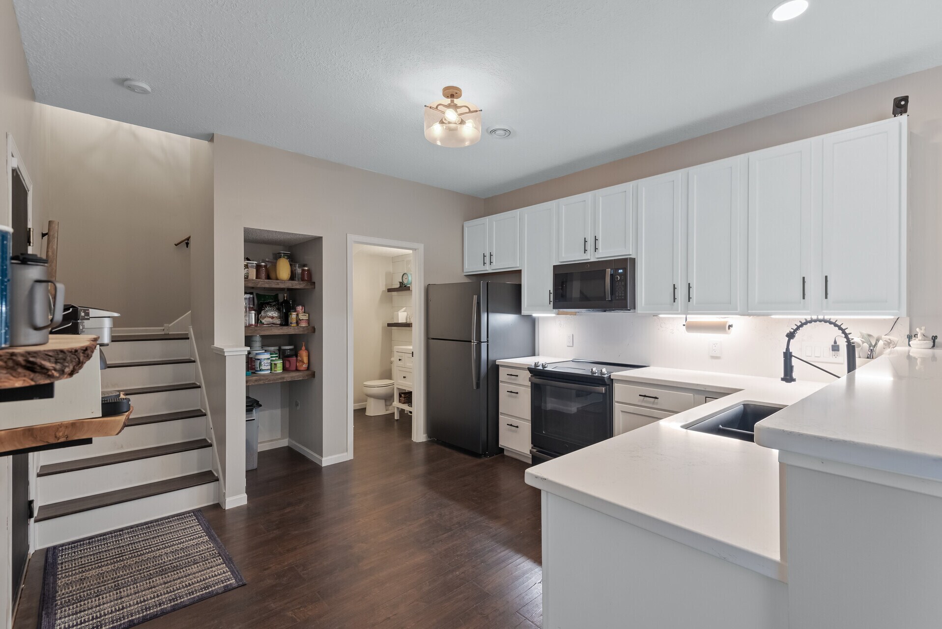 Quartz Countertop & Backsplash - 13055 Europa Trail Way N