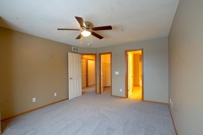 Building Photo - 805 Horizon Dr SE