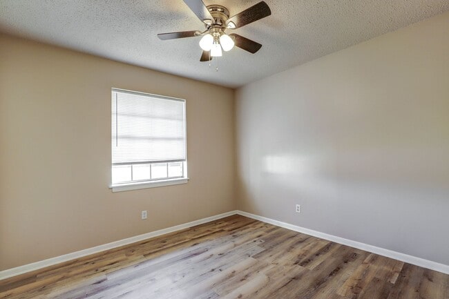 Building Photo - 3 Bedroom 1.5 Bathroom Ranch House