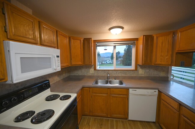 Building Photo - 4 bed 2 bath in Sequim, nice mountain view!