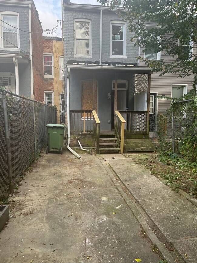 Building Photo - Spacious 3 bedroom 1.5 Bathroom Townhome
