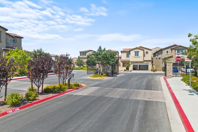 Building Photo - Stunning 3 Bedroom Home with SOLAR in Skye...