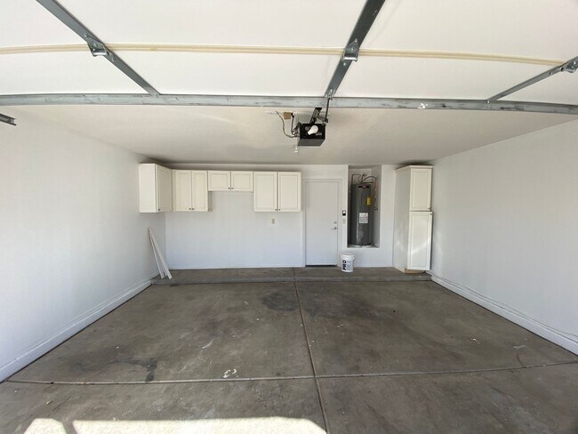 Building Photo - Renovated Super Sharp 3 bedroom, 2 bathroo...