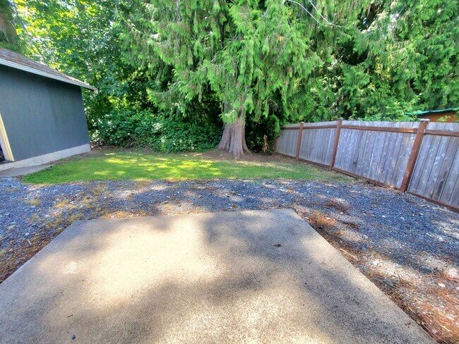 Building Photo - 3 bdrm 1.75 bath in Spanaway gated Lake Park Community $2495