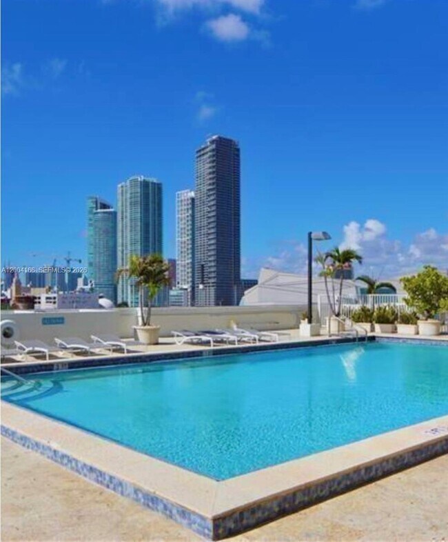 Building Photo - 555 NE 15th St