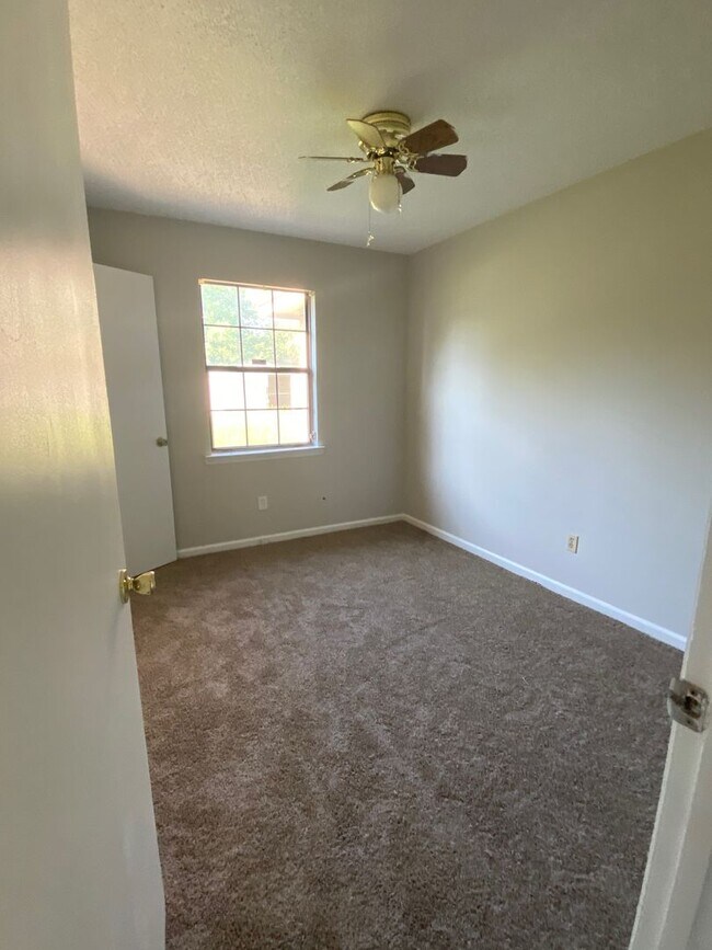 Building Photo - Ridgewood Subdivision Gem: 3-Bedroom Home with Fenced Yard.