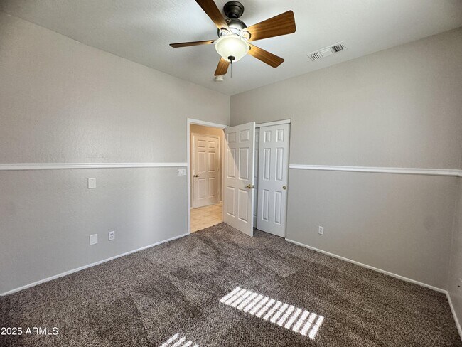 Building Photo - 673 S Peppertree Dr