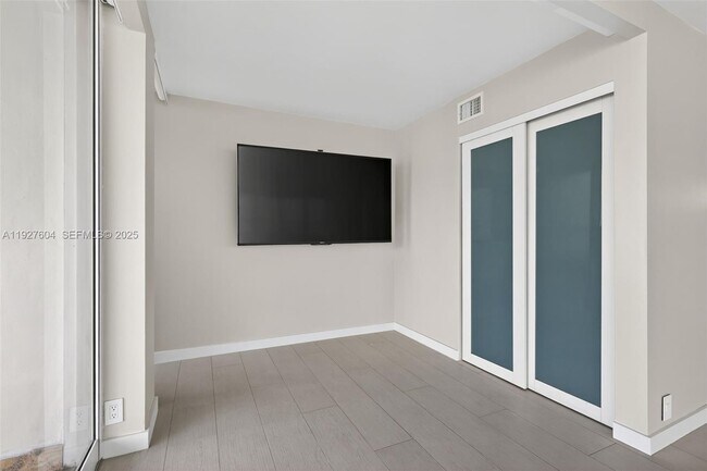 Building Photo - 11 Island Ave