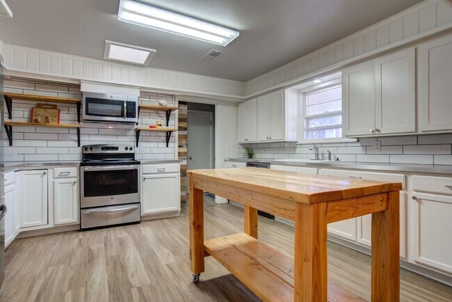 Building Photo - PRE-LEASING for AUGUST - A Great Farmhouse Chic 3/2/2 near Texas Tech