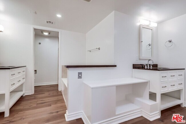 Building Photo - 435 N Oakhurst Dr