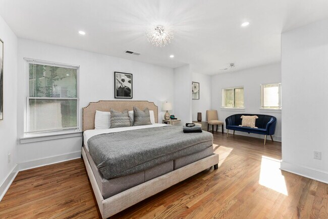 Building Photo - 2874 Grand Ave SW