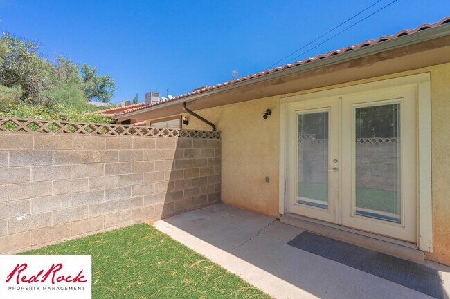 Building Photo - Newly Remodeled 3 Bedroom Townhome. Small ...