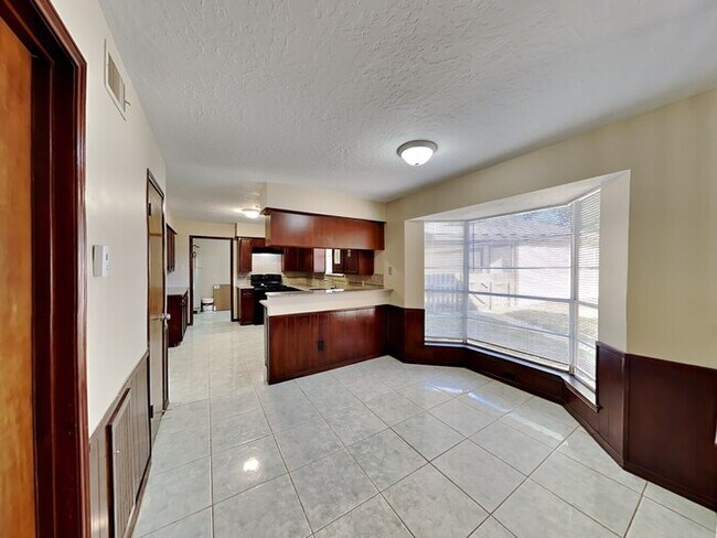 Building Photo - Charming and Full of Character!