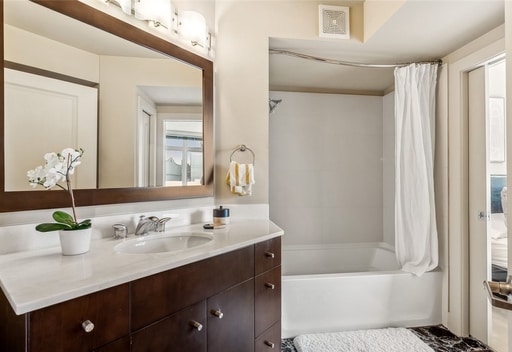 Building Photo - Stunning 1 bed condo in desirable Belltown and Lower Queen Anne! Available 3/7/26!