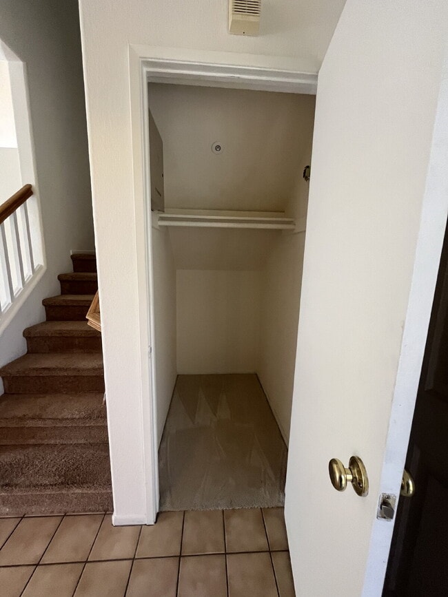 Building Photo - "Charming 3-Bed, 2.5-Bath Home in Oxnard –...