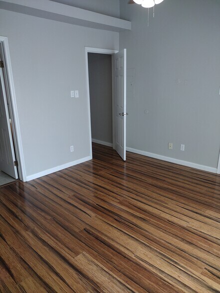 Building Photo - 3506 Cove View Blvd