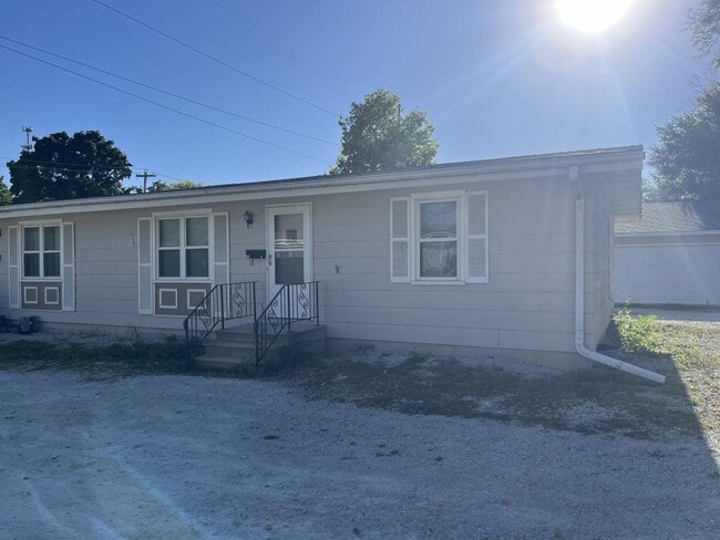 Building Photo - 838 Hitt St